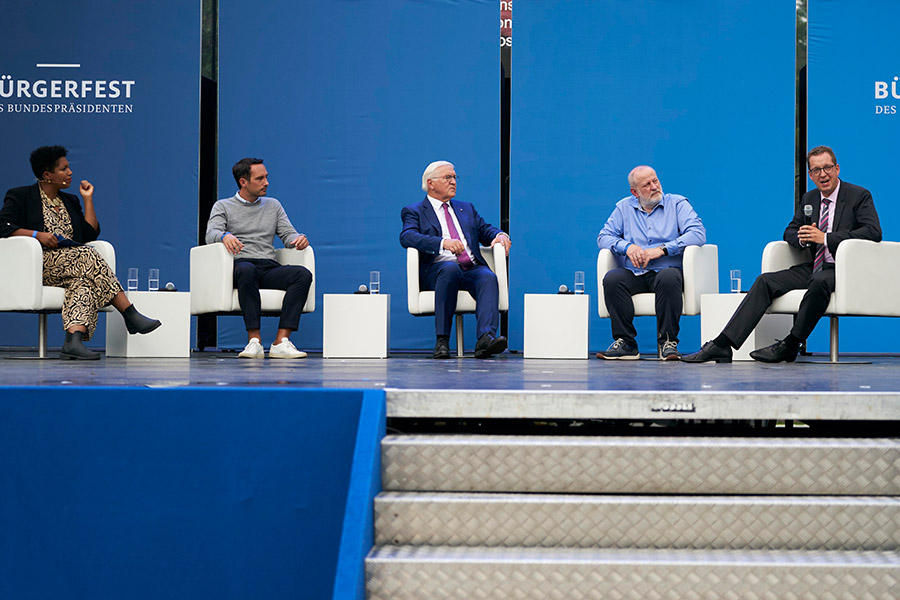 Diskussionsrunde anlässlich des Bürgerfestes im Schloss Bellevue. Auf dem Bild zu sehen von links nach rechts: Moderatorin Sabrina N’Diaye vom RBB, Moritz Kreppel, Gründer von Urban Sportsclub, Bundespräsident Frank-Walter Steinmeier, Michael Schellmoser, Betriebsrat des Atos-Standorts Berlin und Mitglied im Gesamtbetriebsrat Atos Deutschland und Wolfgang Dauth vom IAB. © Bundesregierung | Henning Schacht