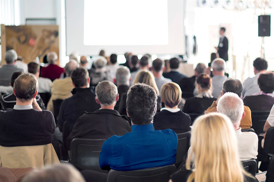 Sitzendes Publikum im Konferenzraum