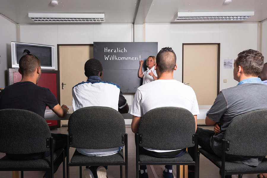 Eine Lehrerin unterrichtet Deutsch in einer Klasse.