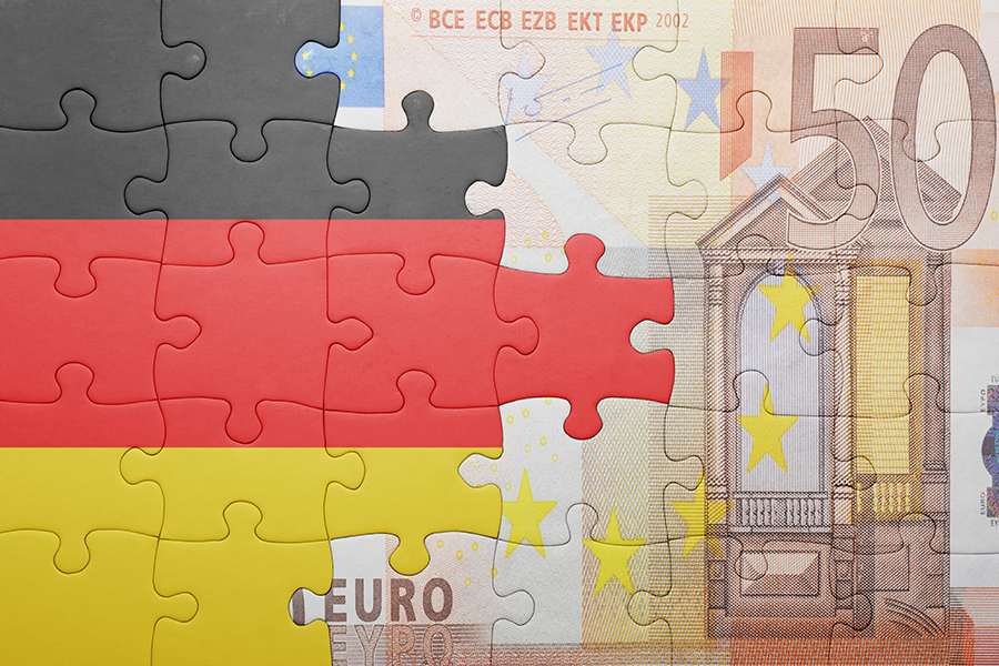 Ein Puzzle halb Deutschlandflagge und halb 50-Euro-Schein