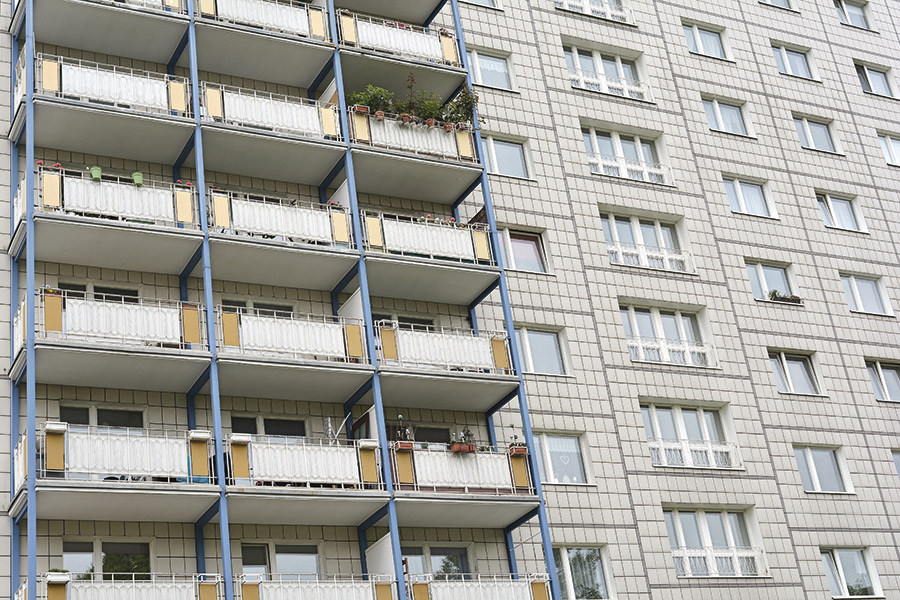 Facade of a residential building. Half of the flats have a balcony, the other half do not.