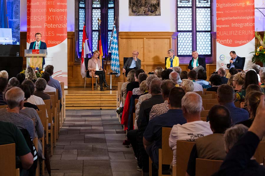 Podium und Publikumsreihen bei den Nürnberger Gesprächen am 8. Juni 2023