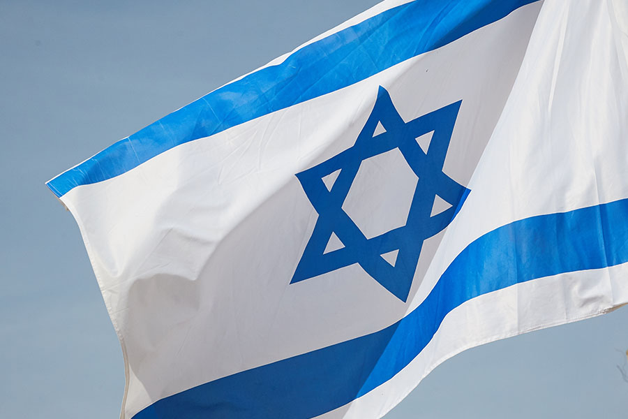 Flagge Israels vor blauem Himmel