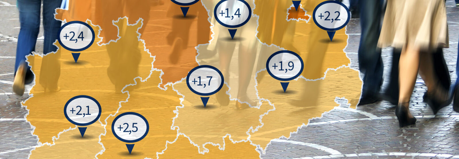 Ausschnitt einer Deutschlandkarte mit Prozentzahlen in den Bundesländern. Im Hintergrund sind Menschen in einer Fußgängerzone zu sehen.