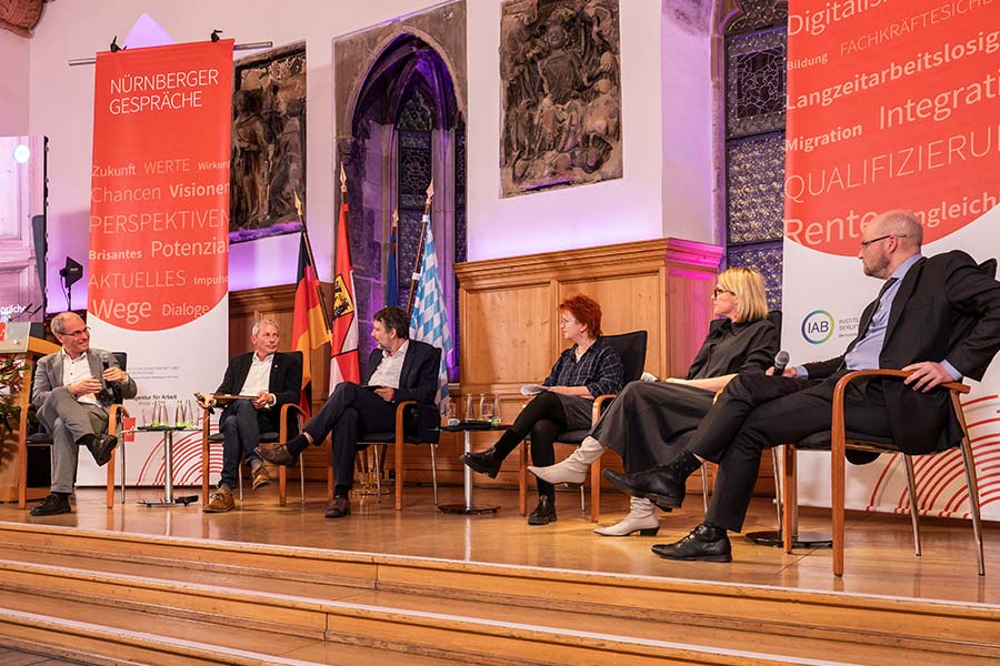 Das Bild zeigt das Podium der Nürnberger Gespräche 2/2023.