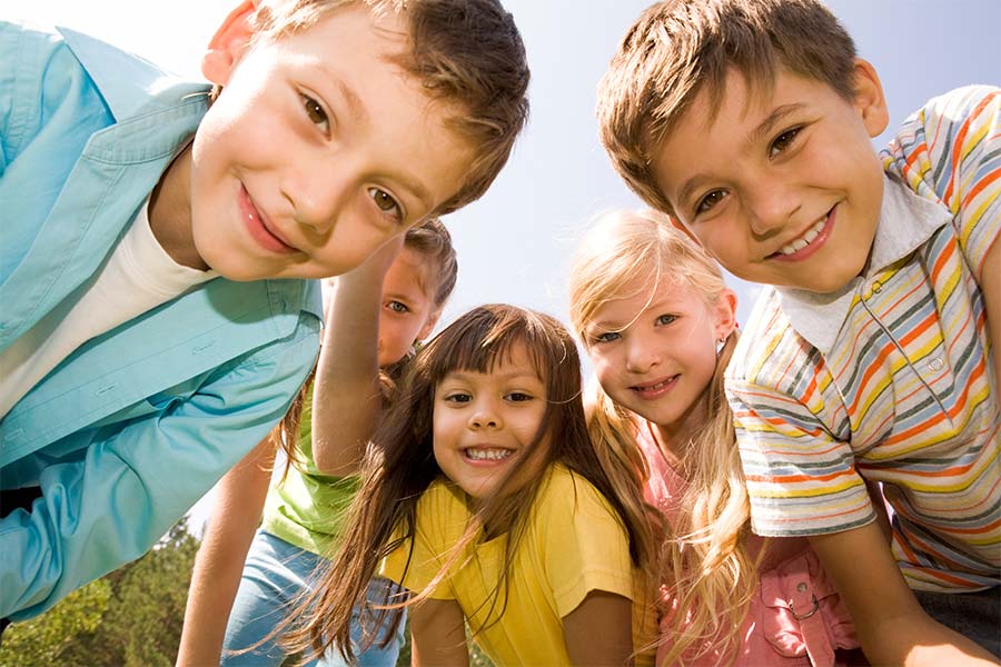 Gruppe von lachenden Kindern im Freien