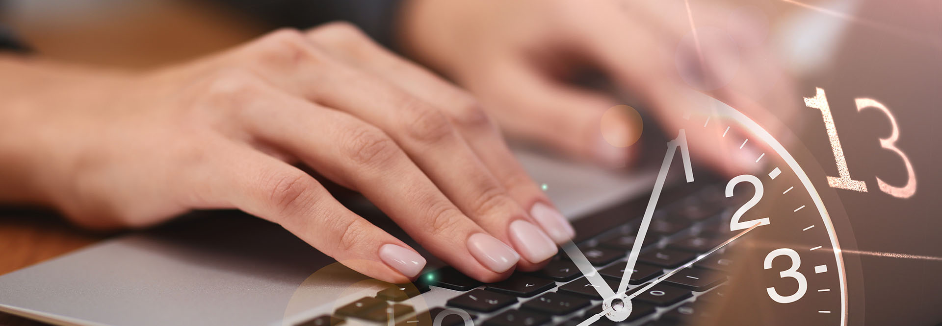 Die Nahaufnahme von weiblichen Händen, die auf der Tastatur eines Laptops tippen wird überblendet von dem Zifferblatt einer Uhr und einem Kalenderblatt.