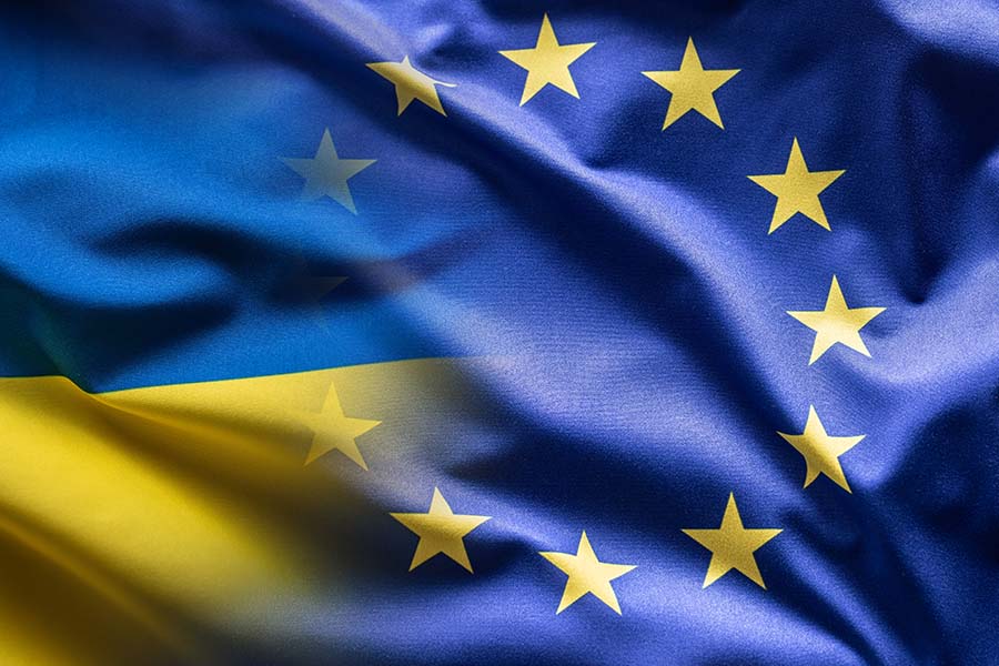 Die ukrainische und die EU-Flagge verschmelzen miteinander.