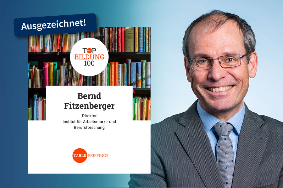 Portraitfoto von Bernd Fitzenberger. Links neben seinem Konterfei ist eine Kachel zu sehen, welche mit der Anmutung einer Urkunde verlautbaren lässt, dass er von TableBriefings zu einem der Preisträger der Top BILDUNG 100 gekürt wurde.