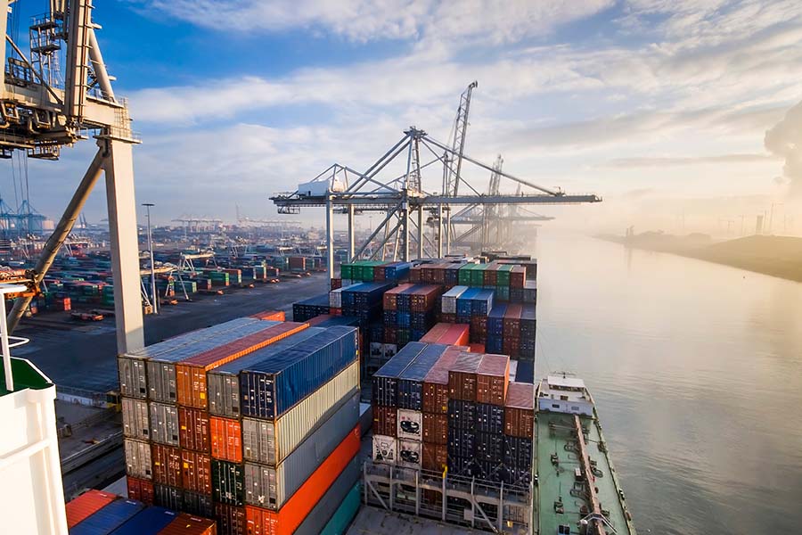 Container auf einem Frachtschiff im Hafen „Europoort“ in Rotterdam