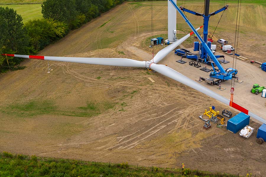 Luftbild der Errichtung einer Windenergieanlage.
