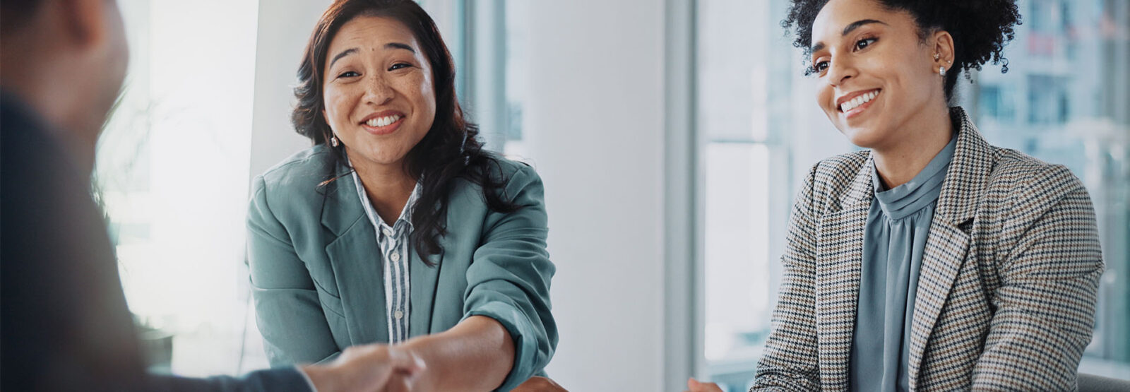 Geschäftsleute, Vorstellung und Händeschütteln für Vorstellungsgespräche, Rekrutierung und Treffen in der Öffentlichkeitsarbeit. Frau, Kunde oder Kandidat mit Handschlag zur Begrüßung, zum Onboarding oder zur Karrieremöglichkeit.