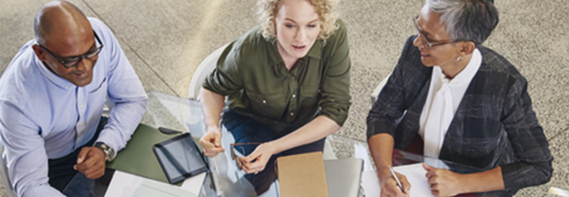 Aufnahme von Geschäftsleuten, die an einem Tisch sitzen und diskutieren.