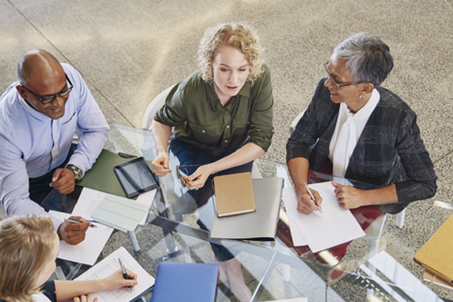 Aufnahme von Geschäftsleuten, die an einem Tisch sitzen und diskutieren
