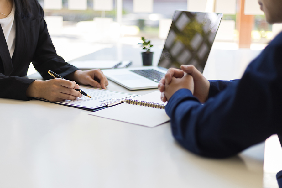 Zwei Personen besprechen einen Vertrag.