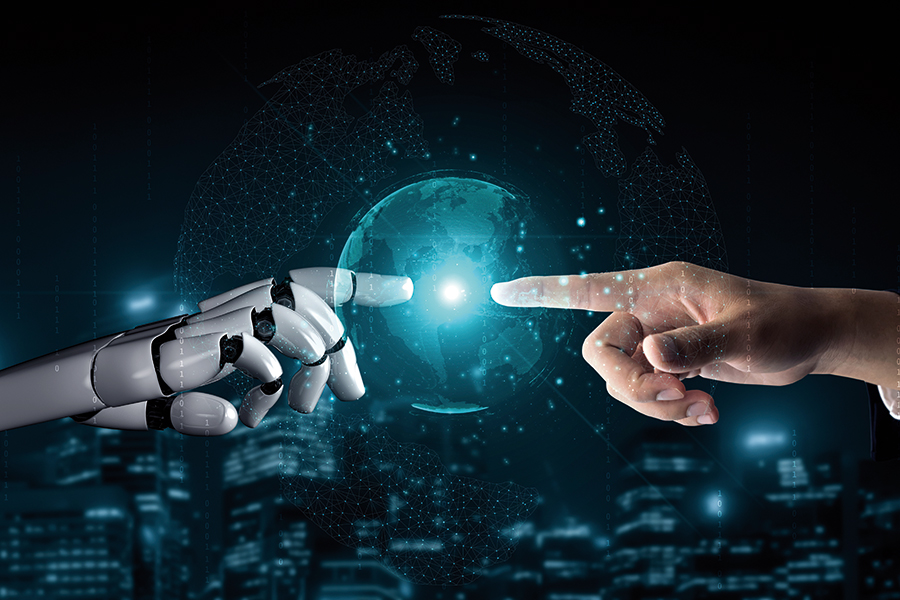 Menschlicher Finger und Roboterfinger nähern sich vor einer Projektion der Erde.