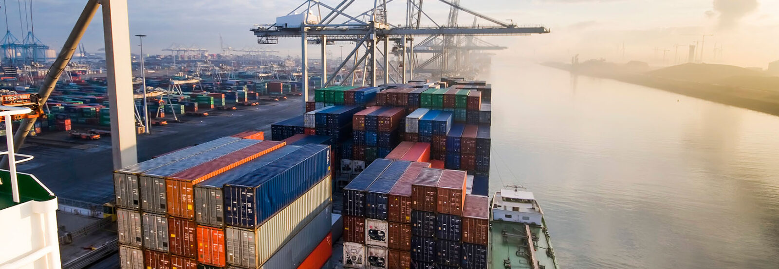 Container auf einem Frachtschiff im Hafen „Europoort“ in Rotterdam