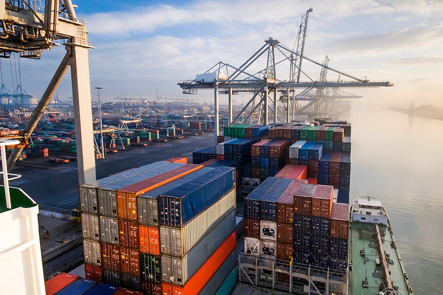 Container auf einem Frachtschiff im Hafen „Europoort“ in Rotterdam