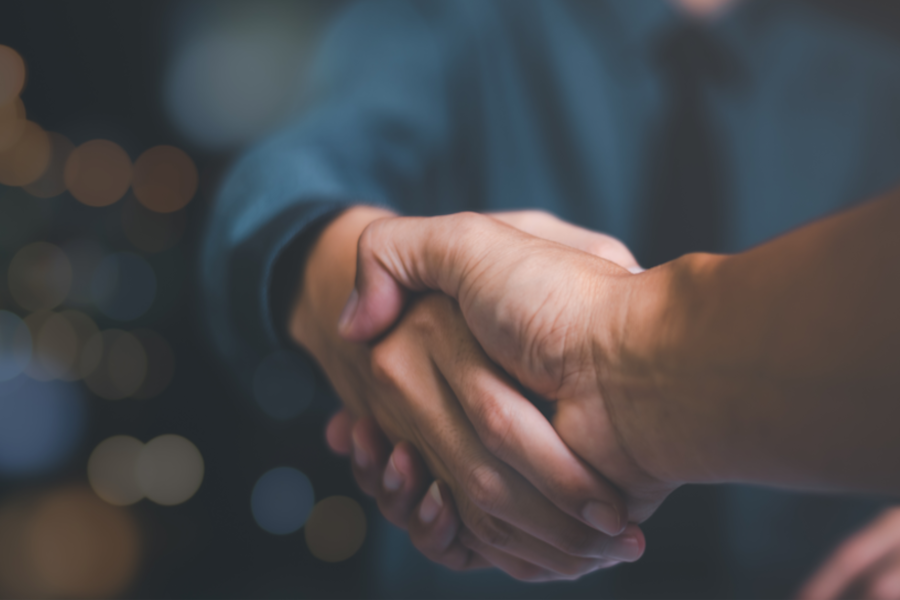 Eine Hand ergreift eine andere zur Begrüßung oder zum Einverständnis.