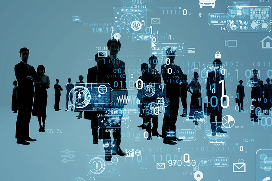ALT-Text des Beitragsfotos: Versetzt zueinanderstehende Silhouetten verschiedener Personen in Business-Kleidung werden von verschiedenen digitalen Symbolen und Zeichenketten überblendet.