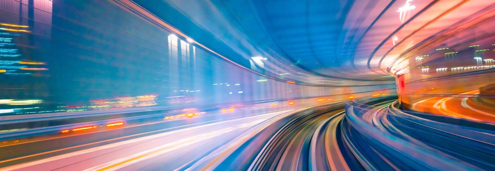 Langzeitbelichtung einer Straße: Lichtstreifen zeigen die Bewegung der passierenden Fahrzeuge.
