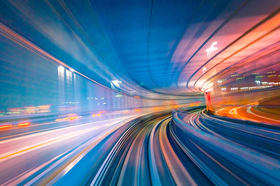 Langzeitbelichtung einer Straße: Lichtstreifen zeigen die Bewegung der passierenden Fahrzeuge.