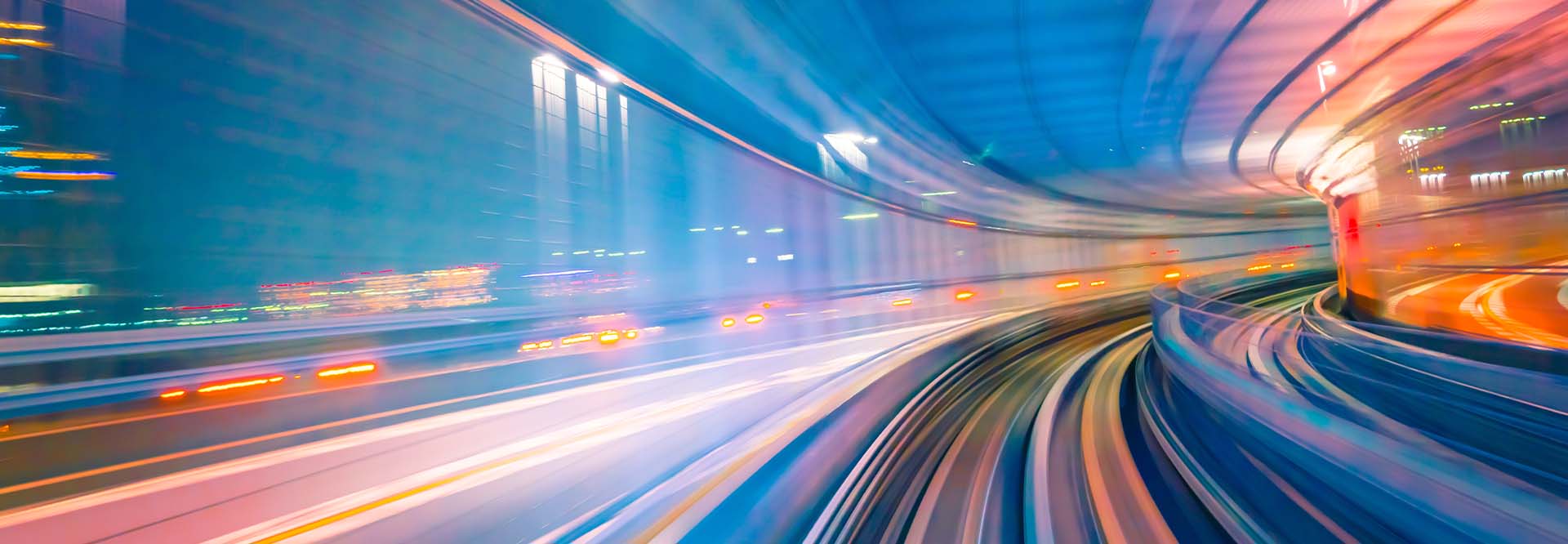 Langzeitbelichtung einer Straße: Lichtstreifen zeigen die Bewegung der passierenden Fahrzeuge.