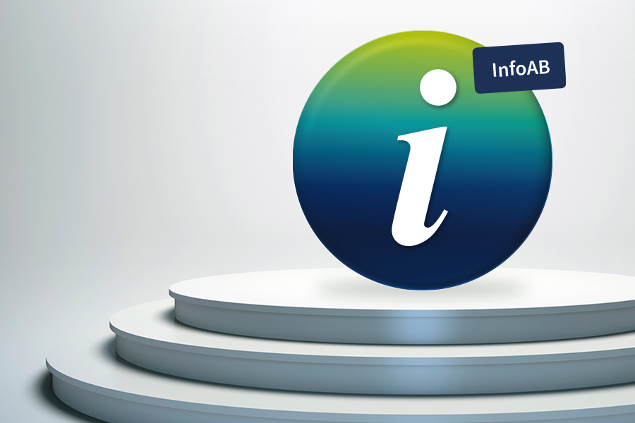 Dreistufiges Podest auf dem ein Kreis mit einem I in der Mitte steht. Dazu der Hinweis: InfoAB