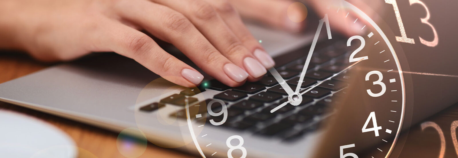 Die Nahaufnahme von weiblichen Händen, die auf der Tastatur eines Laptops tippen wird überblendet von dem Zifferblatt einer Uhr und einem Kalenderblatt.