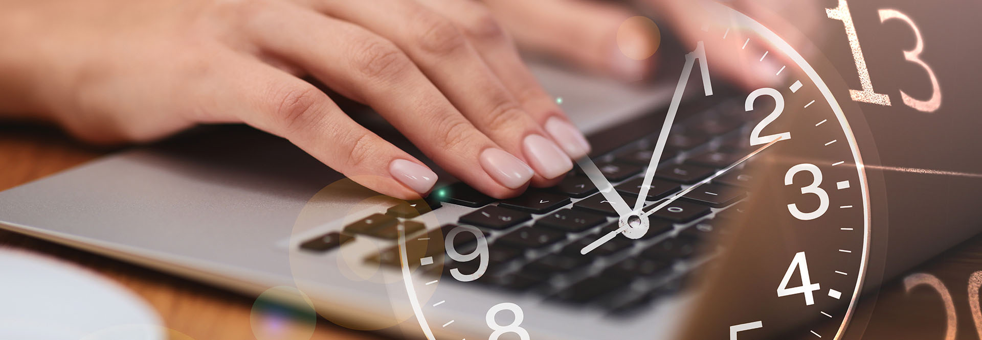 Die Nahaufnahme von weiblichen Händen, die auf der Tastatur eines Laptops tippen wird überblendet von dem Zifferblatt einer Uhr und einem Kalenderblatt.