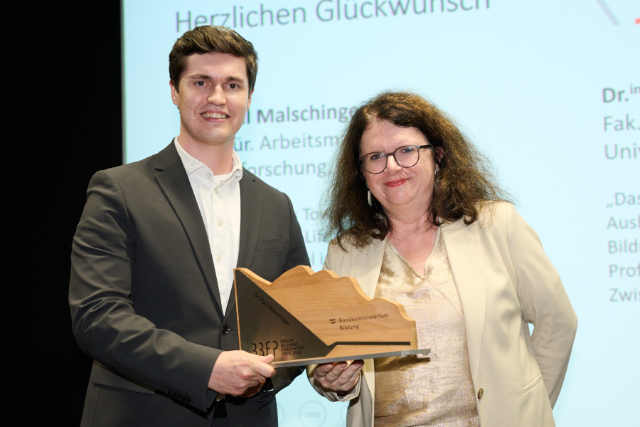 Paul Malschinger und Doris Wagner, Sektionschefin Allgemeinbildung und Berufsbildung im österreichischen Bundesministerium für Bildung, bei der Preisverleihung am 2.7.2026 im Rahmen der Österreichischen Berufsbildungsforschungskonferenz.